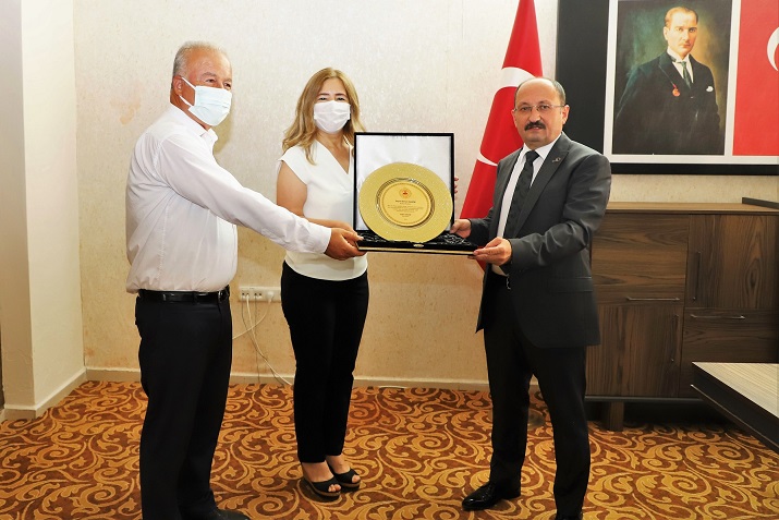 Aksu İlçe Nüfus Müdürüne Teşekkür Plaketi