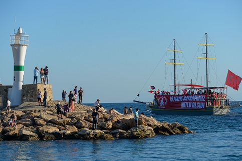 Denizde ve karada İstiklal Marşı okundu
