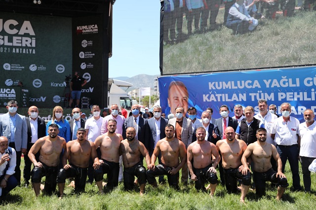 Başkan Böcek Kumluca Yağlı Pehlivan Güreşlerini İzledi
