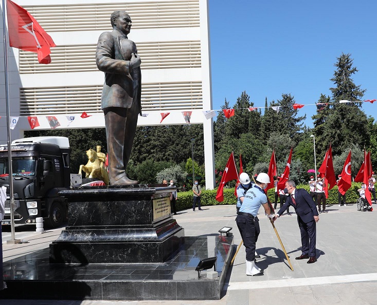 Başkan Böcek Atatürk Anıtına çelenk sundu