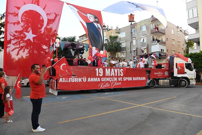 Konyaaltı’nda 19.19’da İstiklal Marşı coşkusu