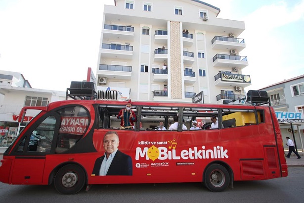 Konyaaltı ve Döşemealtı’nda mobil konserler moral oldu