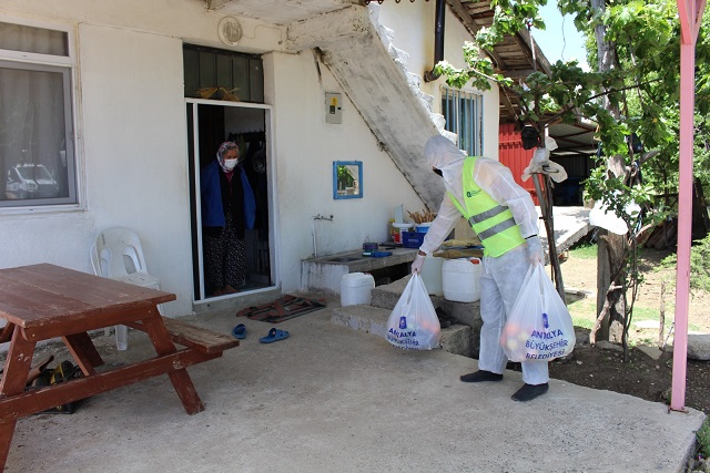 Büyükşehir’den Manavgat’ta karantinaya alınan mahalleye sebze ve meyve desteği