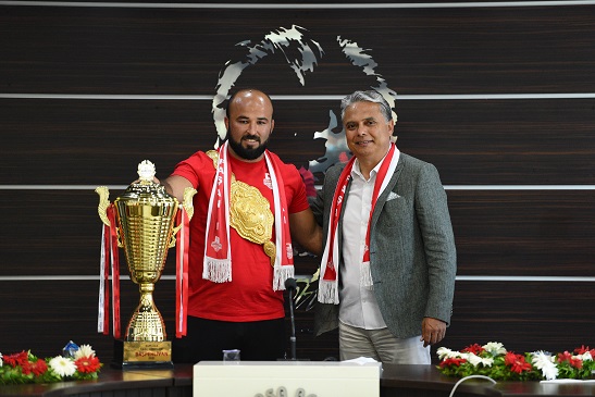 Orhan Okulu, altın kemeriyle evine geldi