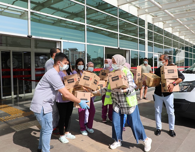 Başkan Böcek’ten sağlık çalışanlarına yorgunluk kahvesi