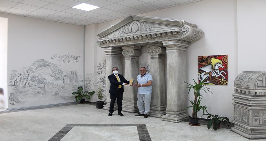 Seydikemer’in Tarihini Anlatan Ressam, Teşekkür Plaketiyle Onurlandırıldı