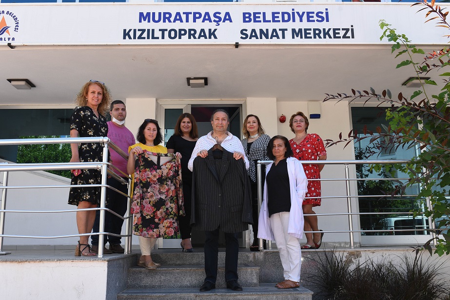 Kadın giyim kursunun tek erkek öğrencisi