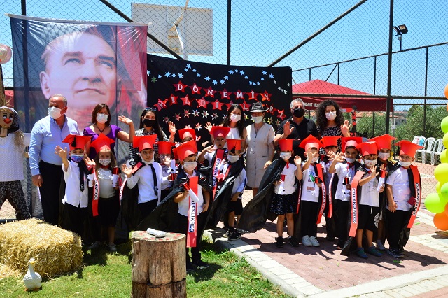 Miniklerin İlk Karne Sevinci