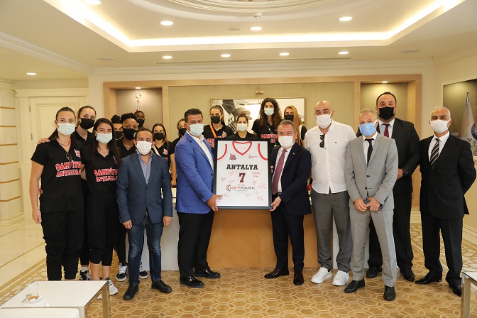Şampiyon basketbolcular Başkan Böcek’i ziyaret etti