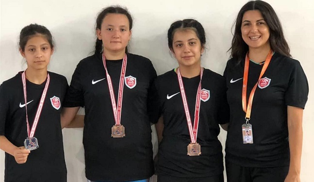 Kepez’in güreşçi kızları milli takım kampında