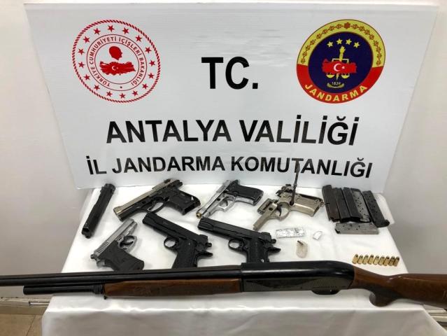 Antalya’da silah ticareti yapan 4 şüpheli tutuklandı
