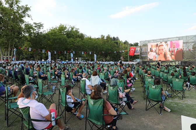 ‘Sahilde Sinema Var’ Antalyalıları buluşturdu