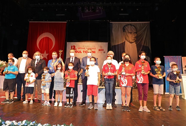 12. satranç turnuvası ödülleri sahiplerini buldu