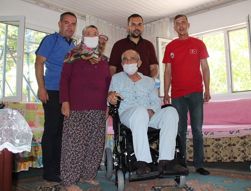 Başkan Genç, söz verdi, akülü tekerlekli sandalyeler teslim edildi