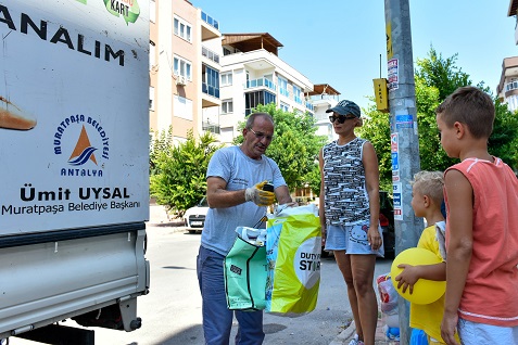 Muratpaşa’da Çevreci Komşu Kart kazandırıyor