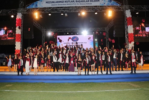 Akdeniz Üniversitesi Tıp Fakültesi’nden 366 hekim yemin ederek mezun oldu