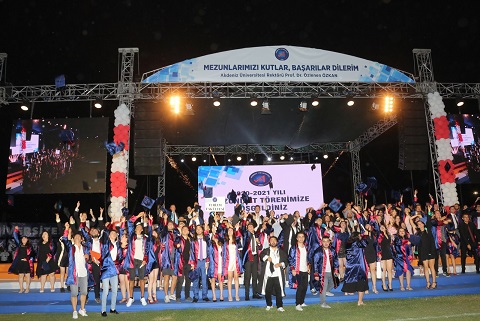 Akdeniz Üniversitesinde mezuniyet coşkusu sürüyor