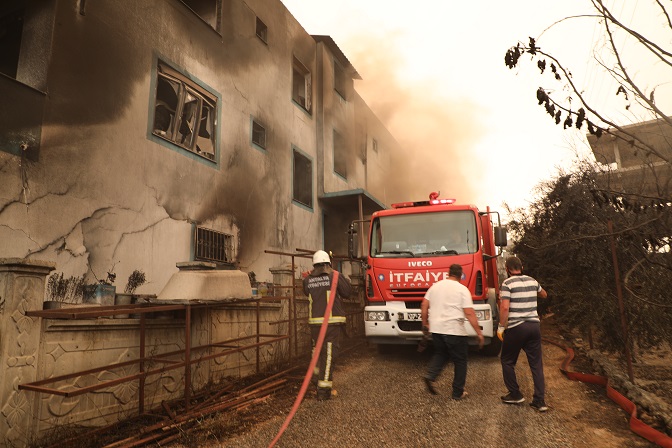 Büyükşehir Manavgat’ta tüm ekipleriyle sahada