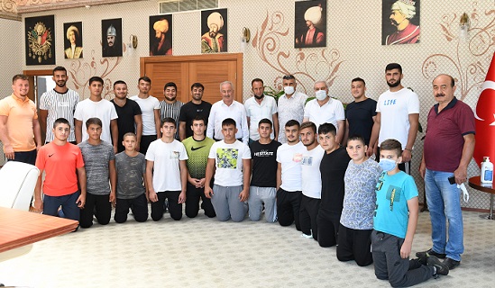 Aksulu Güreşçiler Kırkpınar Yolcusu