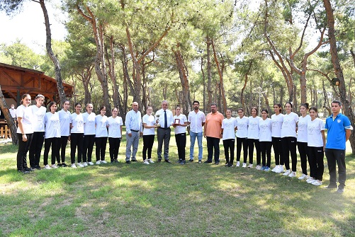 Başkan Esen şampiyon hentbolcularla buluştu
