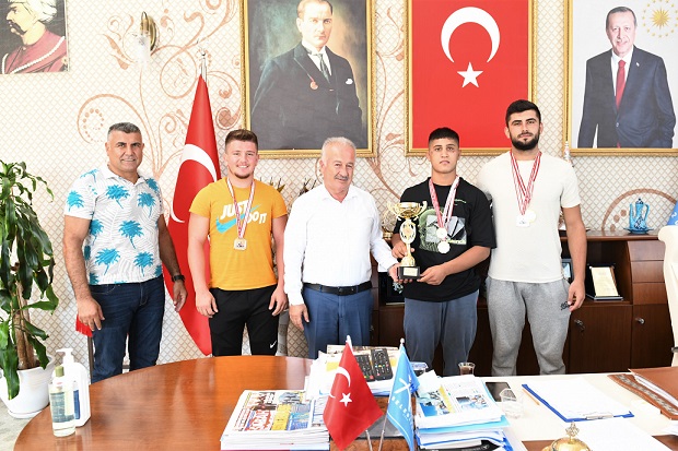 Aksulu Güreşçiler Madalyalarla Döndü