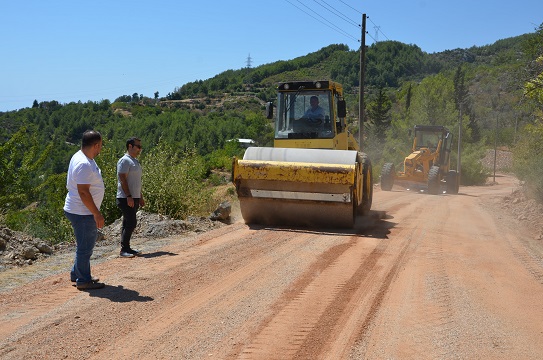 Alanya Mahmutseydi’de alt yapısı biten yola asfalt