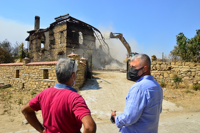 Manavgat Belediyesi Yanan Evlerin Yıkımını Gerçekleştirmeye Başladı
