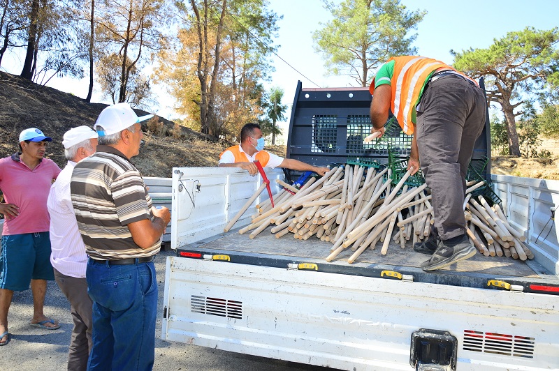 Manavgat Belediyesi Bahçesi Yanan Vatandaşlara Tarım Aletleri Dağıttı