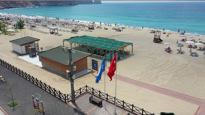 Alanya Engelsiz Halk Plajı’na mavi bayrak