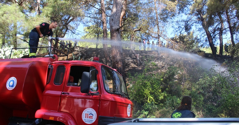 Kemer Çamyuva ve Yenimahalle’de çıkan yangın söndürüldü