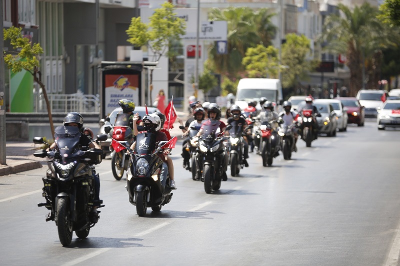 Antalya Caddeleri’nde mobil kortej coşkusu