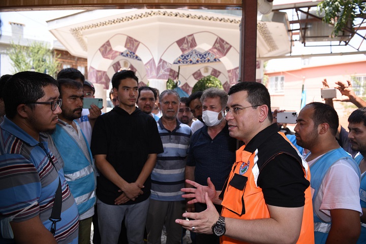 Tütüncü, afet bölgesini karış karış geziyor