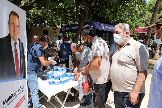 Büyükşehir aşure dağıttı