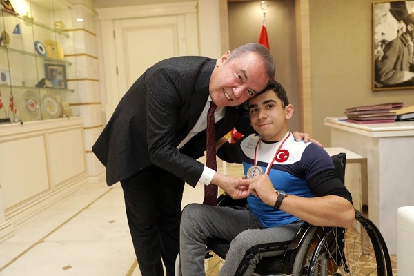Büyükşehir haltercileri Adana’dan madalya ile döndü
