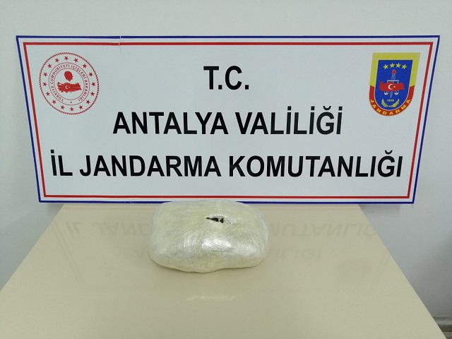 Jandarma yol uygulamasında 1,5 kilo esrar ele geçirdi