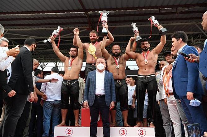Elmalı’nın başpehlivanı İsmail Balaban