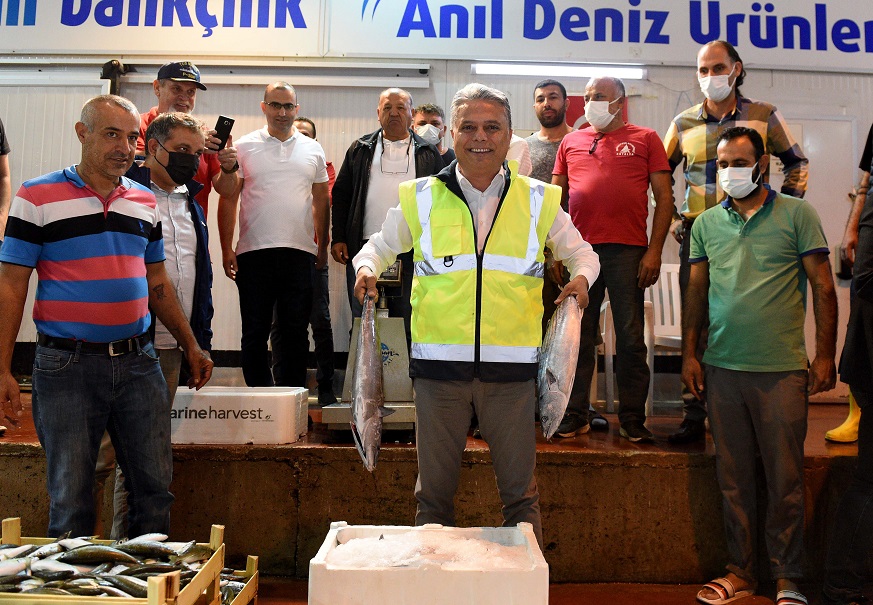 Sezonun ilk balık mezatına katıldı