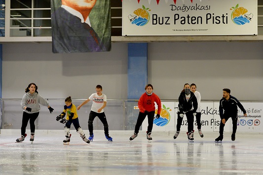 İki derste buzda kaymayı öğrenecekler