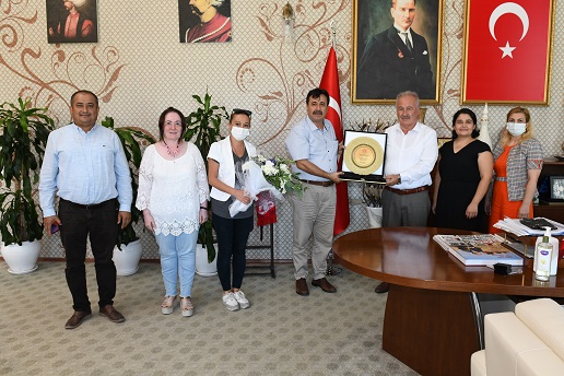 Hoplar’dan Başkan Şahin’e Teşekkür Plaketi
