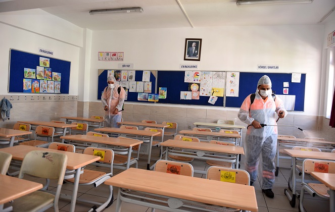 Muratpaşa, okulları dezenfekte ediyor
