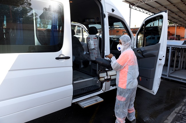 Muratpaşa Belediyesi servis araçlarını dezenfekte etti