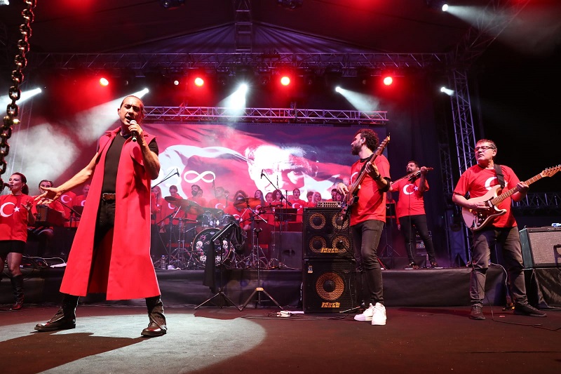 Başkan Böcek Kıraç konserini Alanyalılar ile birlikte izledi
