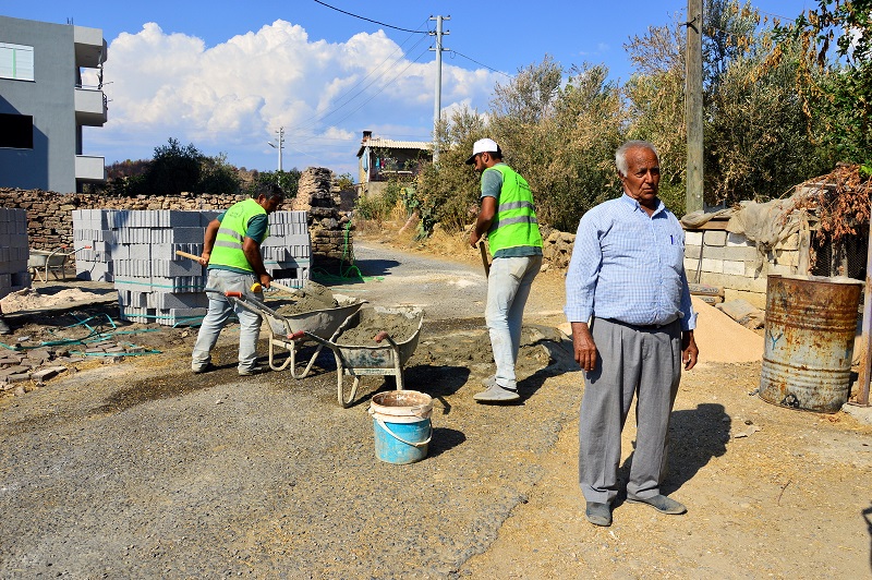 Gönüllüler Ahır Çalışmalarını Sürdürüyor