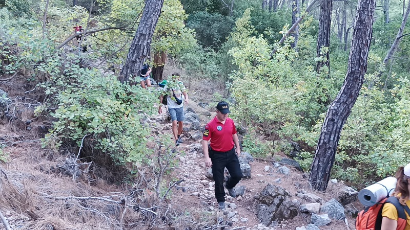 Kemer’de çıkan orman yangını nedeniyle turistler tahliye edildi