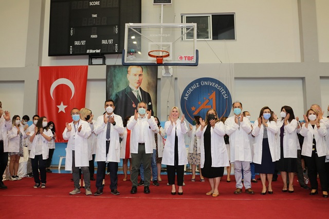 Tıp Fakültesi birinci sınıf öğrencileri beyaz önlüklerini törenle giydi