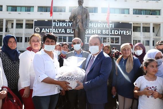 Başkan Böcek: ‘Emekçi kadınlarımız bizim baş tacımızdır’