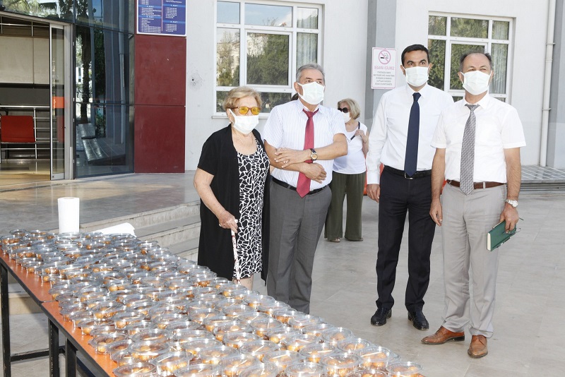 Akdeniz Üniversitesi’nde hayırsever Gülseren Çiftçiler için lokma dağıtımı yapıldı