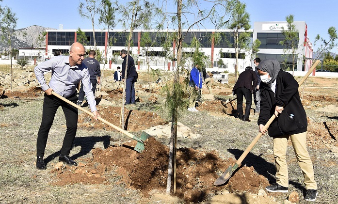Antalya OSB Teknik Koleji Öğrencileri Fidan Dikti