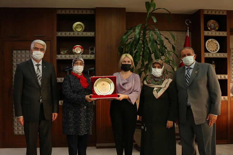 Şehit ailelerinden Rektör Özkan’a teşekkür ziyareti