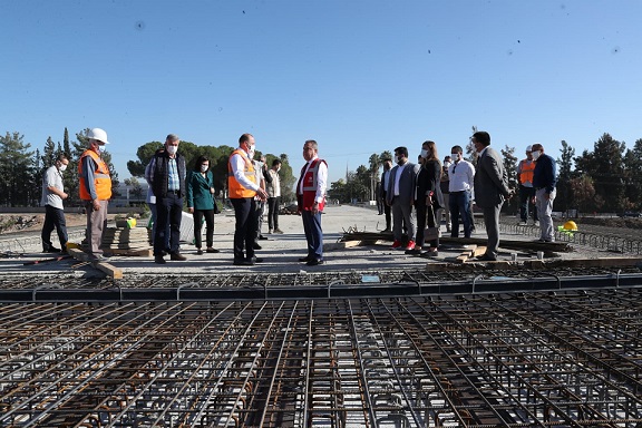 Başkan Böcek Karaman Köprüsü inşaatını inceledi